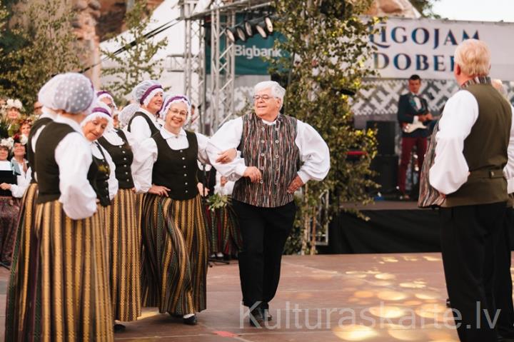 "Līgojam Dobelē"